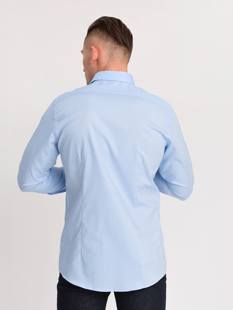 Рубашка голубая из хлопка приталенного кроя